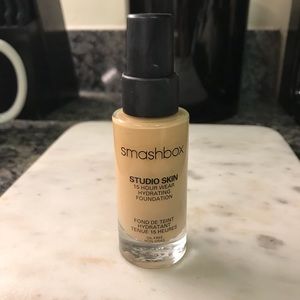 Smashbox studio skin liquid foundation in 1.1